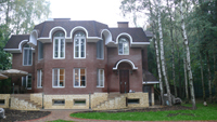 фасад загородного дома из кирпича